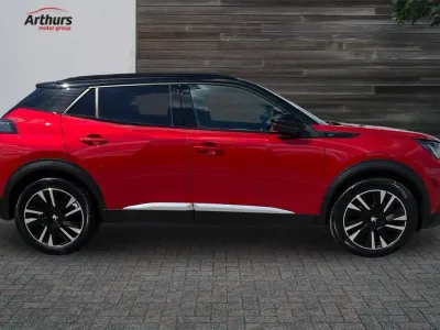Używany Peugeot e-2008 GT 98 kW (134 KM) 2023 Czerwony SUV