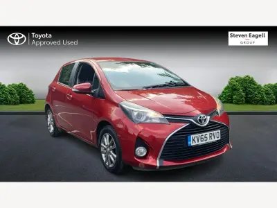 Used Toyota Yaris 99 HP (72 kW) 2015 Red Hatchback