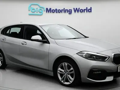 Używany BMW 116 Sport Line 116 KM (85 kW) 2021 Srebrny Hatchback