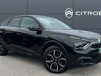 Begagnad Citroën e-C4 Shine 100 kW (136 HK) 2023 Svart Halvkombi