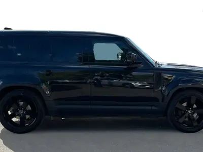 Used Land Rover Defender SE 249 HP (183 kW) 2021 Santorini black metallic SUV