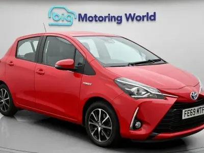 Used Toyota Yaris Hybrid 101 HP (74 kW) 2019 Red Hatchback