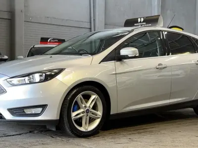 Usado Ford Focus Zetec 120 HP (88 kW) 2016 Prateado Citadino