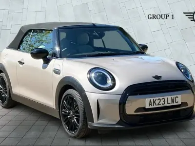 Usado Mini Cooper Exclusive 134 HP (98 kW) 2023 Cinzento Citadino