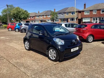 Usado Toyota iQ 68 HP (50 kW) 2011 Preto Citadino