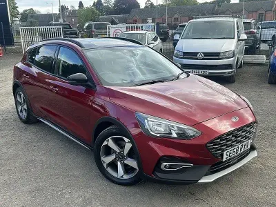 Begagnad Ford Focus Active 2019 Röd Halvkombi