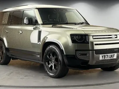 Used Land Rover Defender SE Dynamic 300 HP (220 kW) 2021 Pangea green SUV