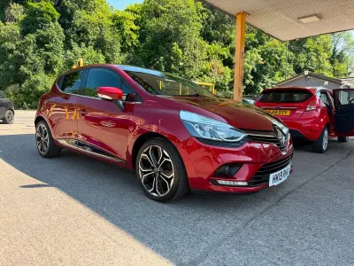 Used Renault Clio Iconic 90 HP (66 kW) 2019 Red Hatchback