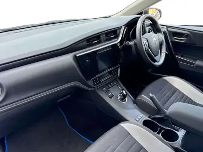 Used Toyota Auris Hybrid Business Edition 134 HP (98 kW) 2017 Silver Hatchback
