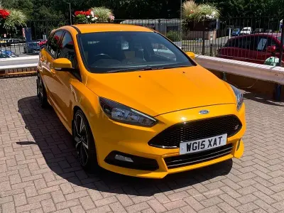 Used Ford Focus ST 250 HP (183 kW) 2015 Yellow Hatchback