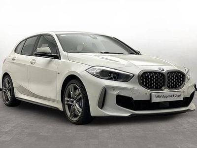 Begagnad BMW M135 M Sport 306 HK (225 kW) 2021 Vit Halvkombi