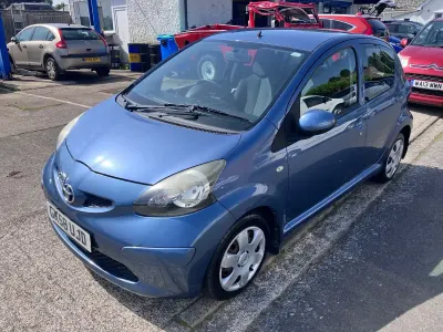 Usado Toyota Aygo 67 CV (49 kW) 2008 Azul Utilitario