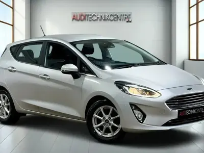 Usado Ford Fiesta Zetec 70 HP (51 kW) 2018 Prateado Citadino