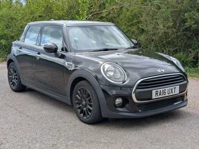 Usado Mini ONE Hatch 102 CV (75 kW) 2016 Negro Utilitario