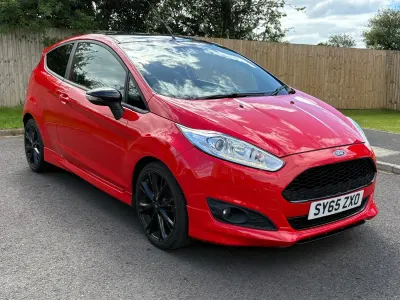 Usado Ford Fiesta Zetec 140 CV (102 kW) 2015 Rojo Utilitario