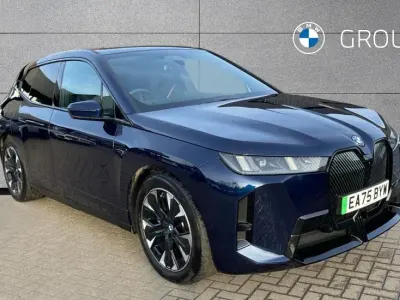 Usado BMW iX M Sport 300 kW (408 HP) 2025 Azul SUV