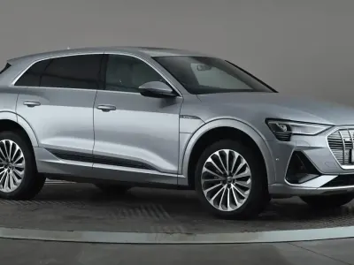 Usado Audi e-tron S-Line 230 kW (313 HP) 2021 Prateado SUV