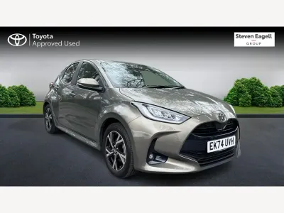 Begagnad Toyota Yaris Hybrid Design 2024 Brun Halvkombi