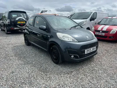 Gebraucht Peugeot 107 Active 68 PS (50 kW) 2013 Grau Kleinwagen