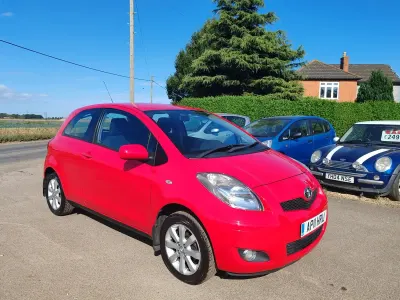 Begagnad Toyota Yaris 69 HK (50 kW) 2011 Röd Halvkombi