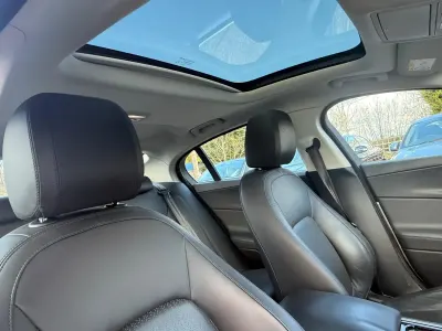 Używany Jaguar XE Portfolio 2017 Srebrny Sedan/Limuzyna