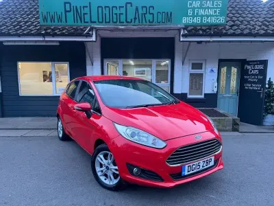 Używany Ford Fiesta Zetec 82 KM (60 kW) 2015 Czerwony Hatchback