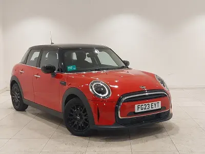 Usado Mini Cooper Classic 136 CV (100 kW) 2023 Rojo Utilitario