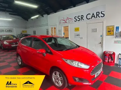 Używany Ford Fiesta Zetec 82 KM (60 kW) 2013 Czerwony Hatchback