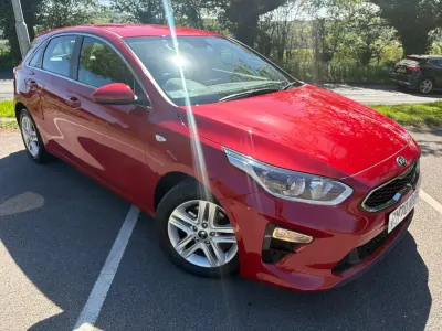 Begagnad Kia Ceed 136 HK (100 kW) 2020 Röd Halvkombi