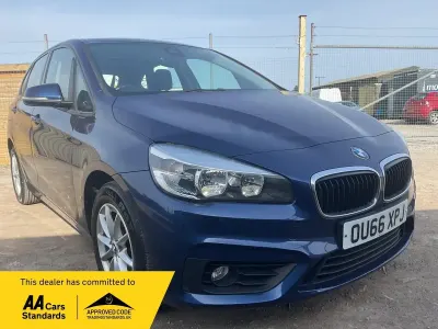 Begagnad BMW 218 Impressive 2016 Blå Halvkombi