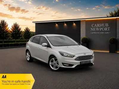 Begagnad Ford Focus Zetec 125 HK (91 kW) 2016 Silver Halvkombi