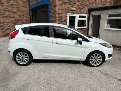 Used Ford Fiesta Titanium 100 HP (73 kW) 2015 White Hatchback