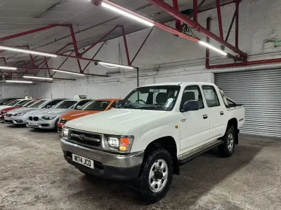 Used Toyota HiLux 102 HP (75 kW) 2000 White Pickup