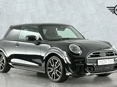 Używany Mini Cooper Hatch 154 KM (113 kW) 2024 Czarny Hatchback
