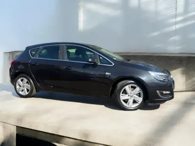 Second-hand Vauxhall Astra SRi 165 CP (121 kW) 2015 Negru Hatchback