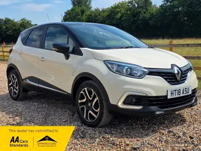 Used Renault Captur Iconic 90 HP (66 kW) 2018 Black/cream SUV