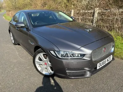Käytetty Jaguar XE Portfolio 180 HP (132 kW) 2016 Harmaa Sedan
