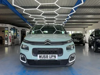 Begagnad Citroën Berlingo Feel 2018 Grön Minibuss