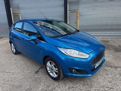 Usado Ford Fiesta Zetec 82 HP (60 kW) 2016 Azul Citadino
