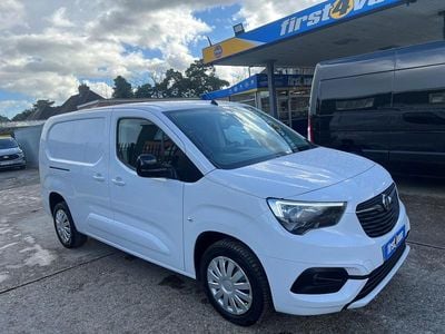 Second-hand Vauxhall Combo 100 CP (73 kW) 2023 Alb Monovolum