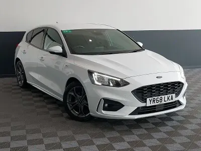 Used Ford Focus ST-Line 125 HP (91 kW) 2018 White Hatchback