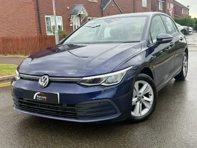 Begagnad VW Golf VIII Life 110 HK (80 kW) 2023 Blå Halvkombi