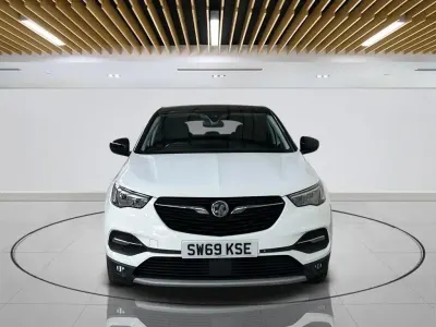 Used Vauxhall Grandland X SRi 130 HP (95 kW) 2020 White SUV
