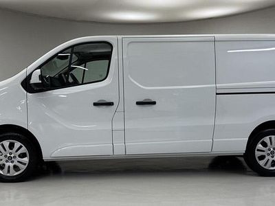 Solid glacier white New 2025 Renault Trafic MPV | £23,950 (Fair price)
