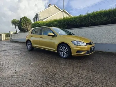 Begagnad VW Golf VII SE 115 HK (84 kW) 2018 Gul Halvkombi