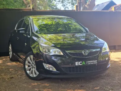 Begagnad Vauxhall Astra 2010 Svart Halvkombi