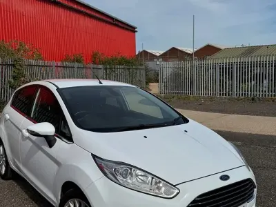 Used Ford Fiesta Titanium 125 HP (91 kW) 2013 White Hatchback