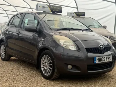 Używany Toyota Yaris SR 101 KM (74 kW) 2009 Szary Hatchback