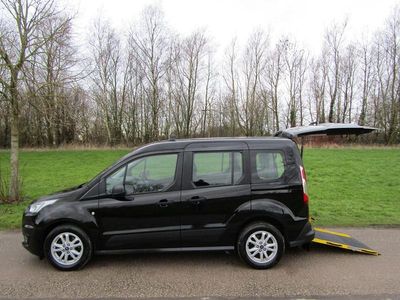 Usado Ford Tourneo 2021 Negro Monovolumen