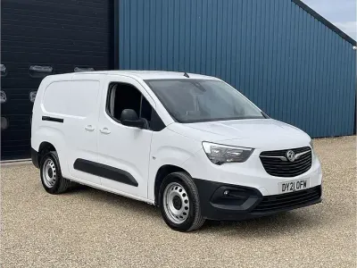 Begagnad Vauxhall Combo Edition 130 HK (95 kW) 2021 Vit Minibuss